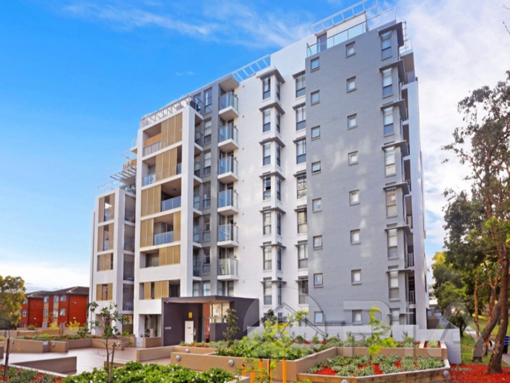 A private and spacious courtyard and split-level apartment