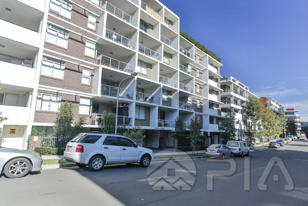 Spacious two bedrooms plus Study, Close to all amenities!!