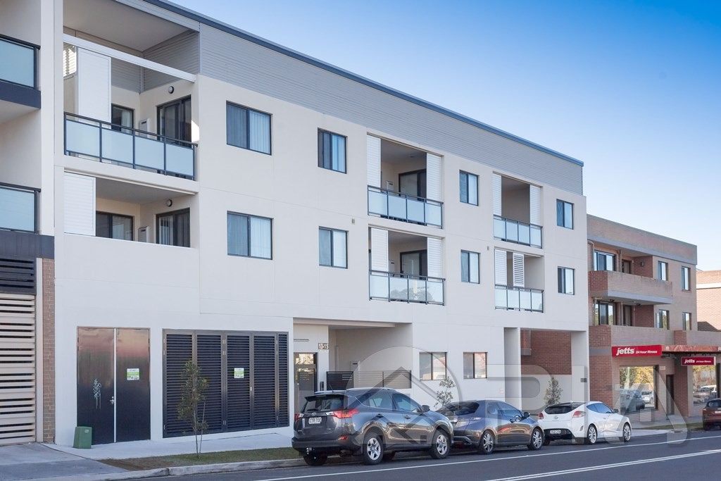 Spacious Two  Bedroom Apartment For Lease !