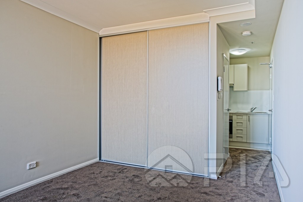 Feature Studio Apartment with GYM! Includes Electricity & Gas bills!