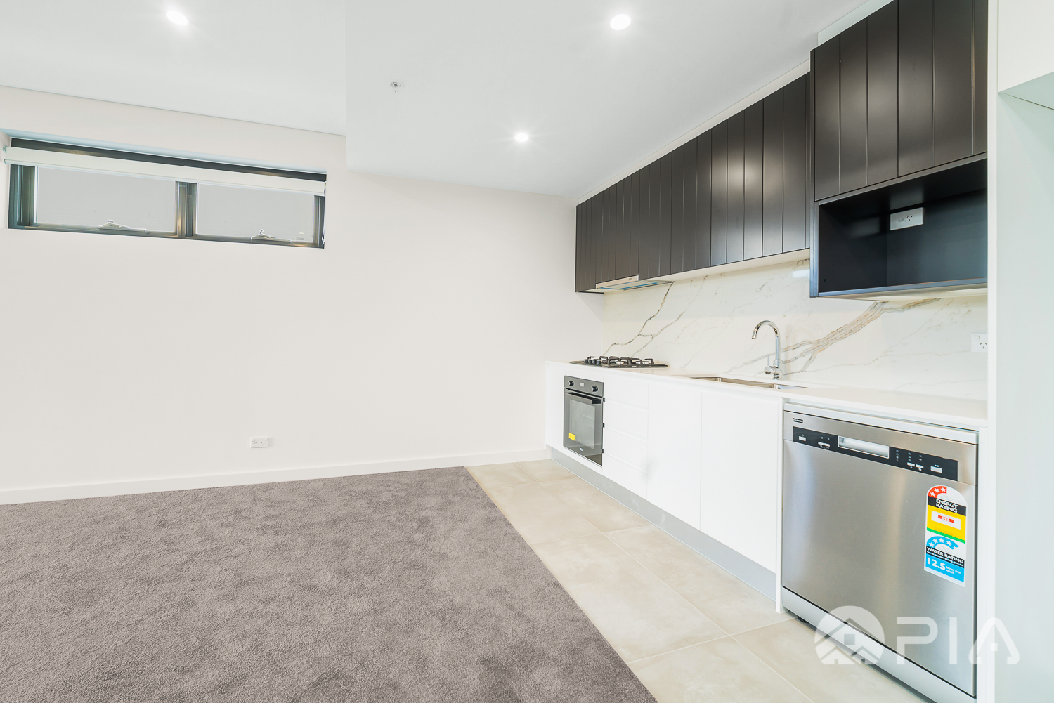 Nearly new 2 bedrooms apartment for lease now!