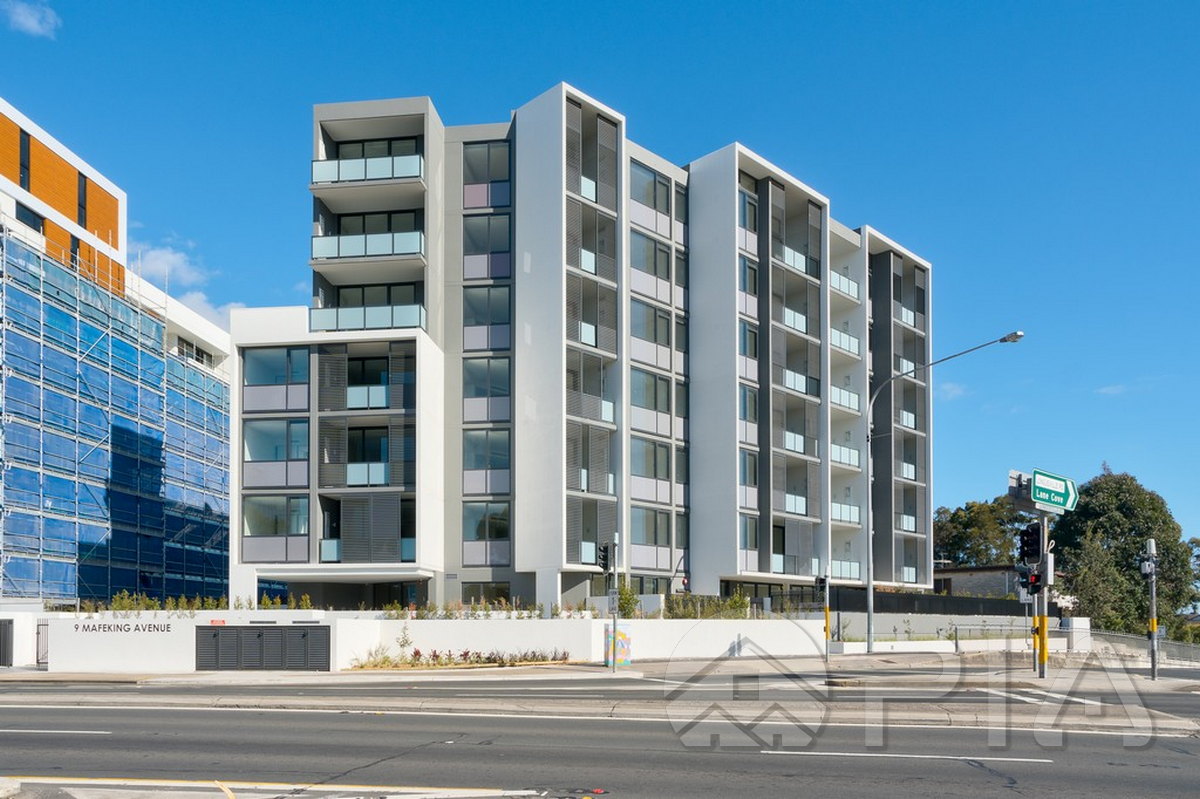 Effortless Lower North Shore Living: Stylish 1 Bed Plus Study with Parking