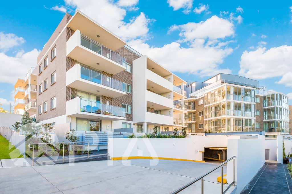 Modern Spacious 2 Bedrooms Apartment Available For Lease!!