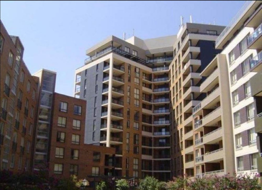 With Timber Floor Close to train station and shopping mall, 3 bedroom apartment at the heart of Auburn