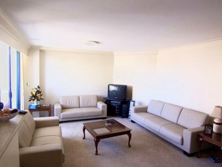 Modern 3 Bedrooms High Level and 2 garage In Prime Location Available For Lease!!