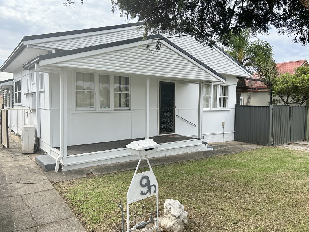 3 Bedroom with built-ins plus study House for leasing!